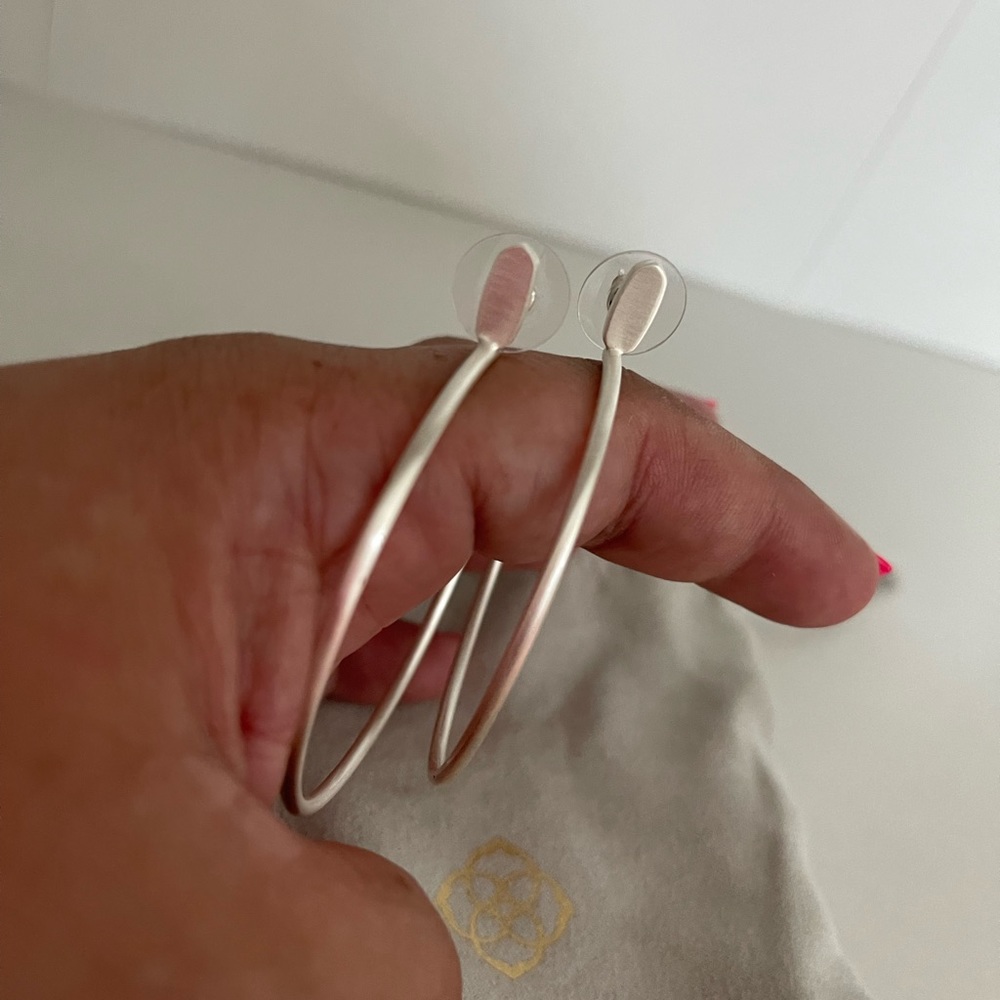 Silver Kendra Scoot hoop earrings
